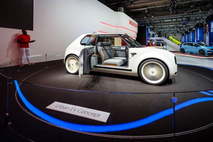 Seitenansicht vom neuen VW I.D. Elektroauto bei der IAA 2017 in ... Seitenansicht vom neuen VW I.D. Elektroauto bei der IAA 2017 in ...